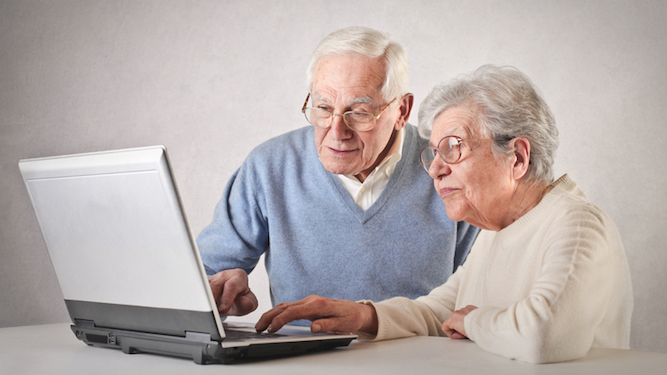 Un couple de seniors se réjouit d'apprendre ensemble les joies de l'Internet!